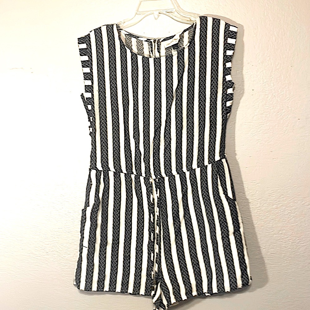 Universal Thread Navy & Cream Printed Romper, Large